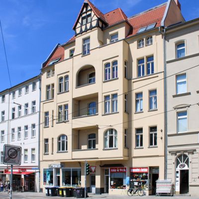 Historisches Wohn- und Geschäftshaus mit charmanten Fassadendetails in urbaner Lage mit Geschäften im Erdgeschoss.